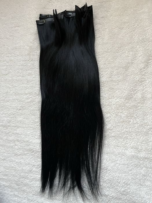 Блестяща черна треса на щипки