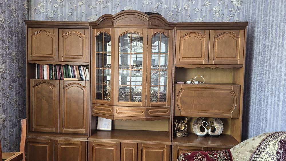 Продам сервант шкаф