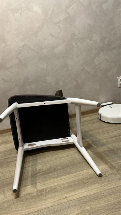 Обеденный стол со стульями