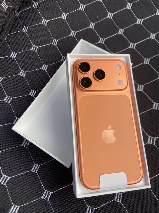 Iphone 17 про в оранжевом цвете