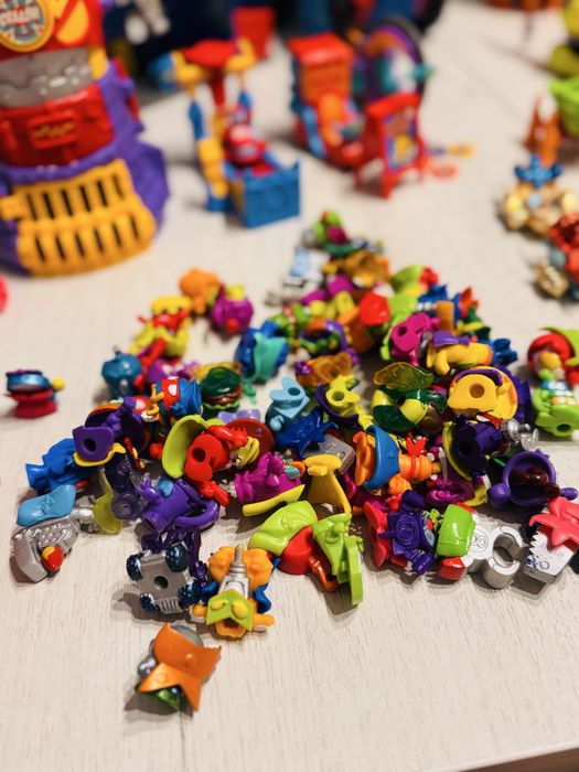 Jucarii SuperZings seturi de joaca, 7 seturi, 20 masinute, 80 figurine