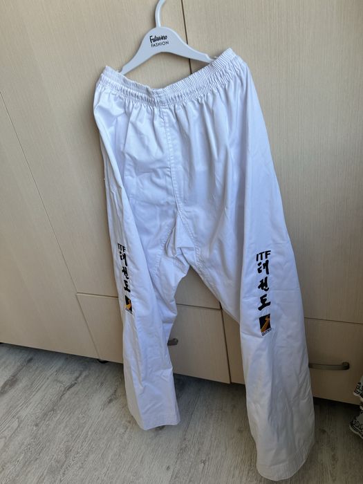 Продается форма для таэквандо и экиперовку