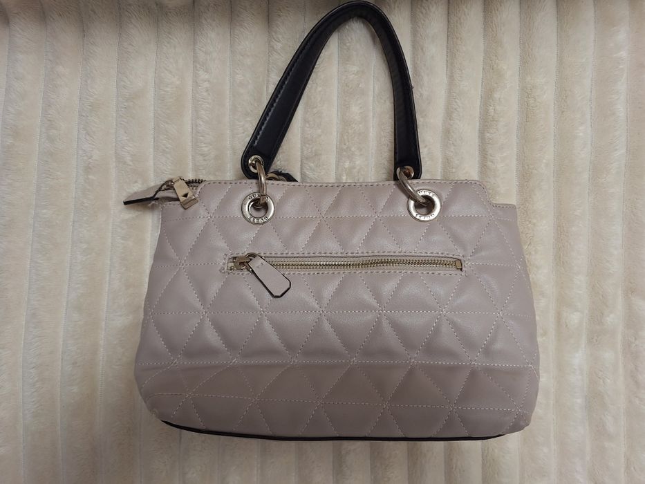 Добре запазена чанта на Guess