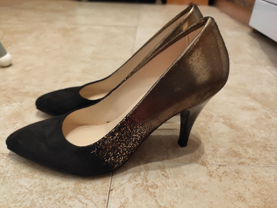 Елегантни дамски обувки - черен велур и златисто