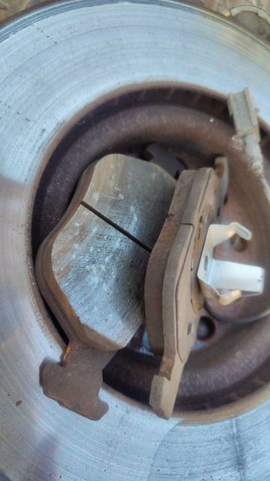 Продавам комплект дискове и накладки: 4 диска + 4 накладки