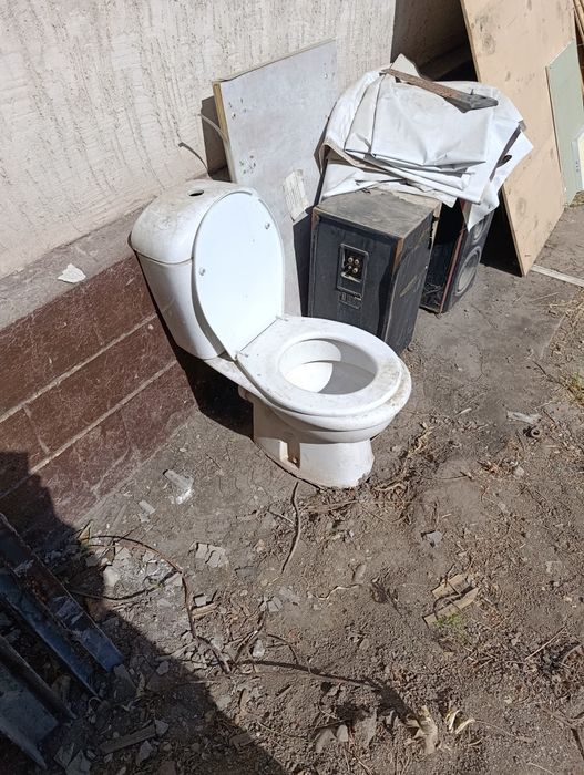 Продам унитаз фарфоровый