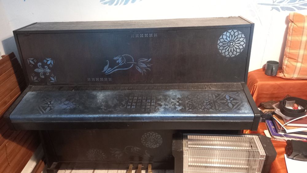 Vând pianină, , în stare bună.