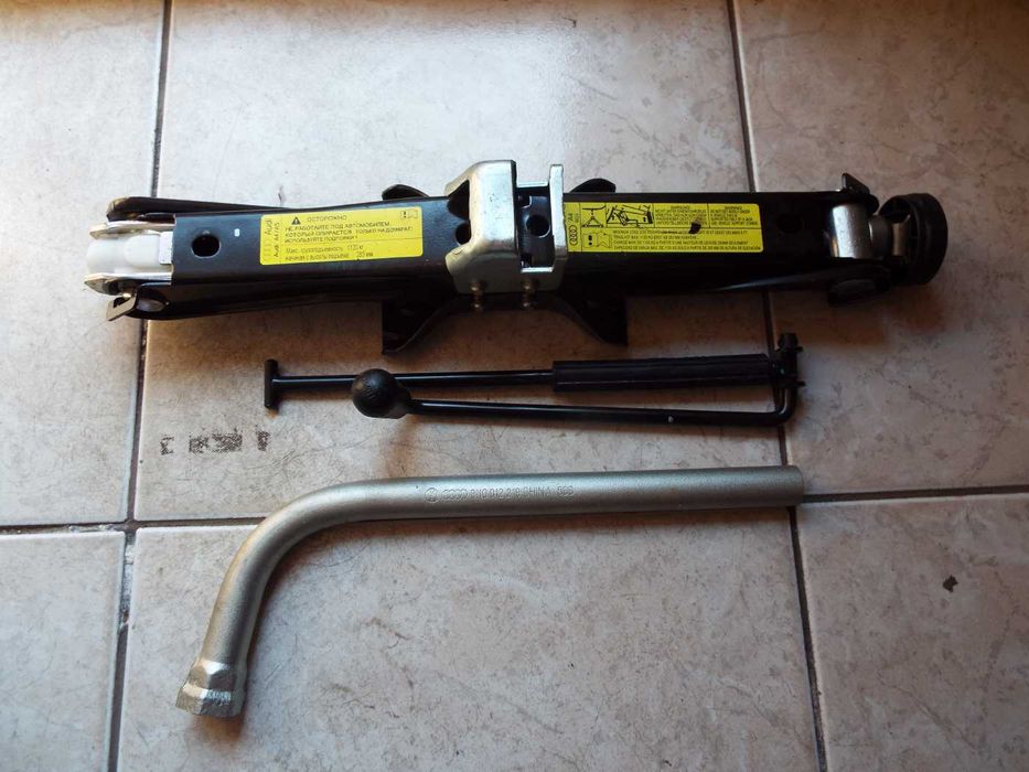 vand  cric si cheie  roti original audi A4b8,b9,A5 pret 200lei