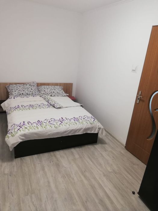Închiriez apartament pentru studentă/elevă, zona Ciresica