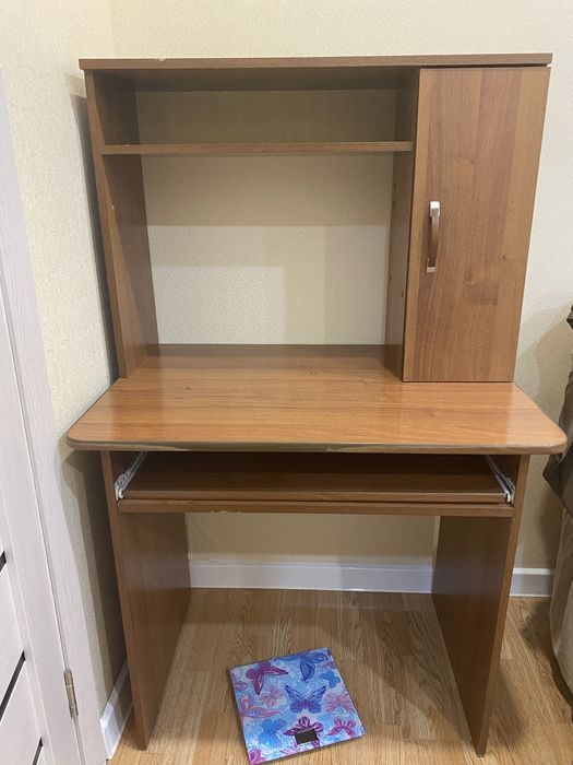 Продам компьютерный стол.