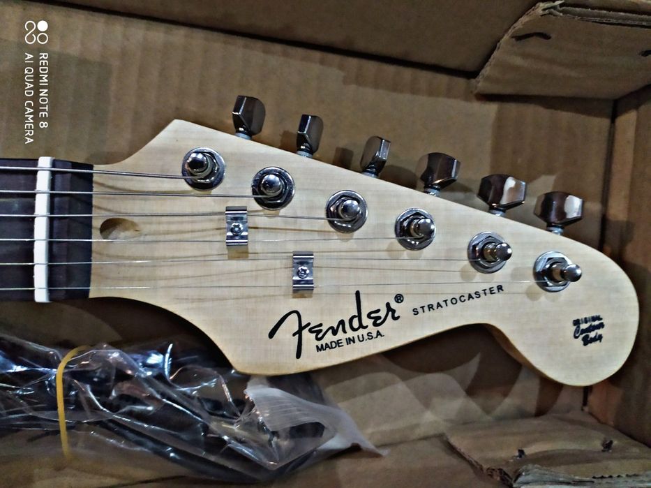 Upakovkada Yengi Elektr Sola Gitara Sotiladi