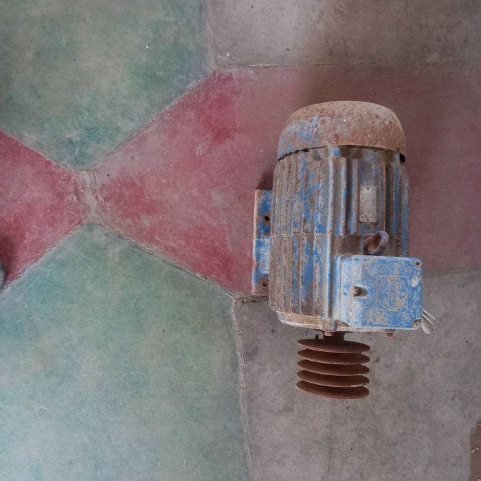 Тегирмон 30талик. Мотор 7.5кват 1500 аборот сотилади. Олот тумани