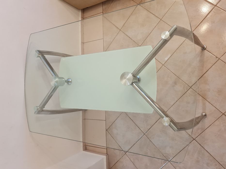 Стъклена трапезарна маса