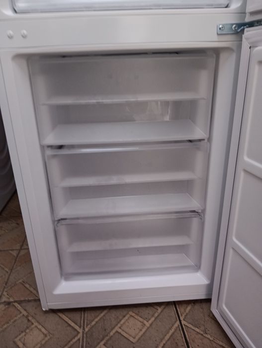 Чисто нов  комбиниран хладилник с фризер  с две години Гаранция!