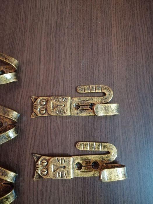 Крючки для прихожей