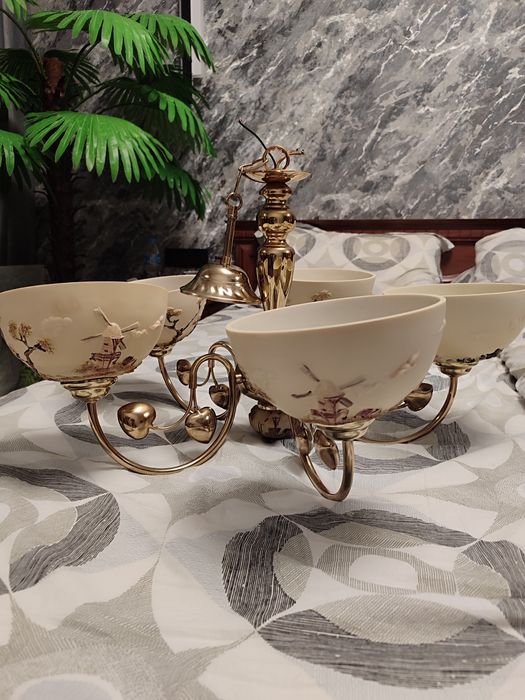 Люстра с плафонами