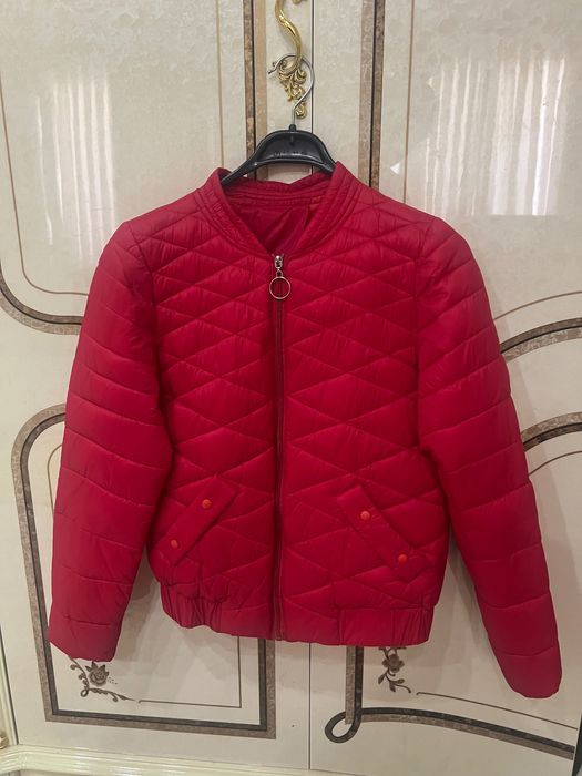 Красная куртка легкая, размер М