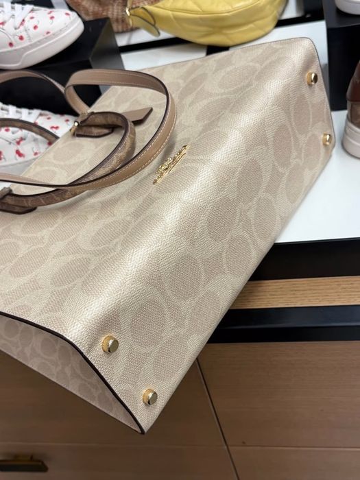 Чанта COACH Maggie Tote Bag In Blocked Signature Canvas Gold/Sand/Tan