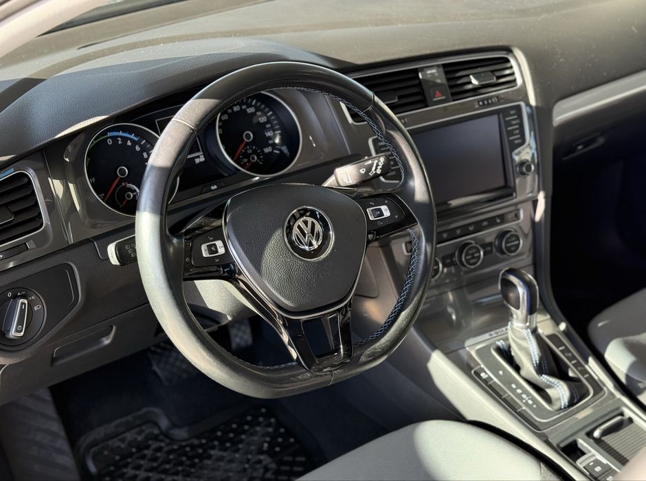VW Golf Electric - discreta, economica, 15 bani/km, impozit mic, parcare gratuita