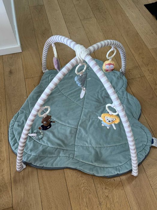 Saltea de joacă pentru bebeluși cu jucării suspendate