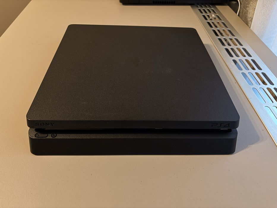 Vand ps4 1 TB stare buna