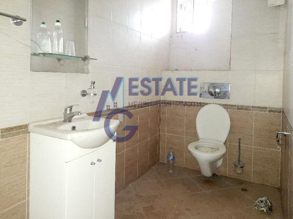 Промишлена сграда хале с административна част в Южна Промишлена