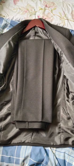 Vând sacou și pantaloni de costum