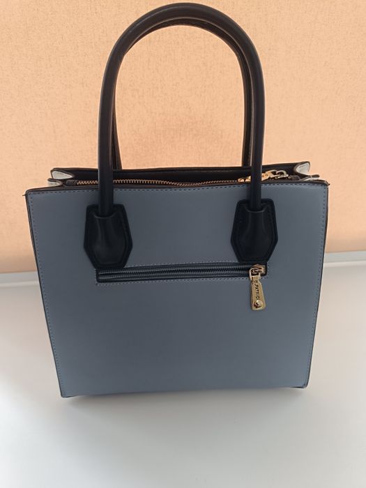 Женская сумка с короткими ручками