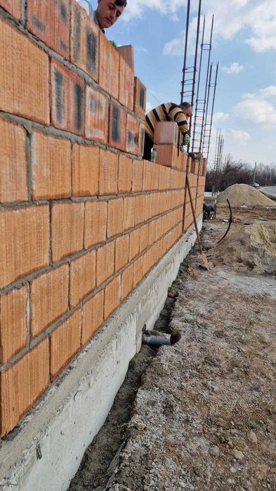 Firma autorizată– CASE LA ROȘU ȘI LA CHEIE