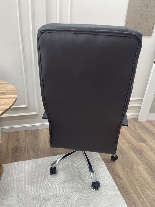 Кожанное кресло