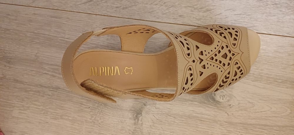 Vand sandale noi din piele naturala