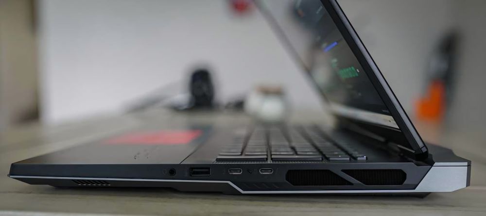 Laptop gaming 18" 4K 120Hz MiniLed Msi Titan i9 14900HX RTX 4090