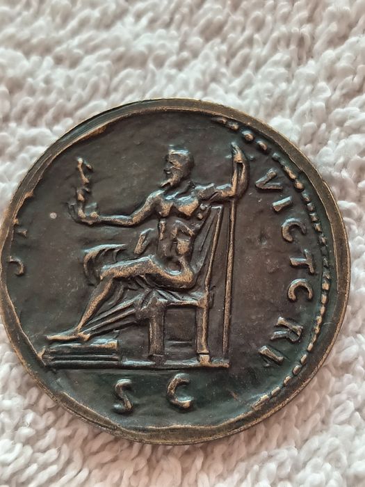 Vând bancnote și monede emise în diverse perioade de timp