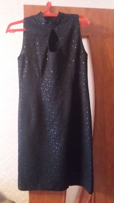 Чёрное платье с накидкой.