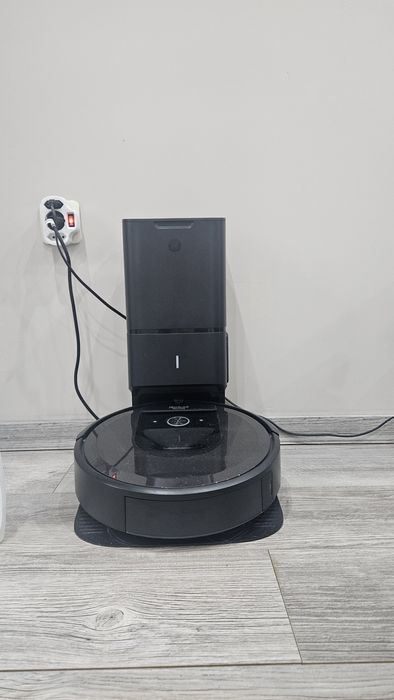 Прахосмукачка iRobot Roomba Combo i8+ със станция за автоматично изпразване – като нов