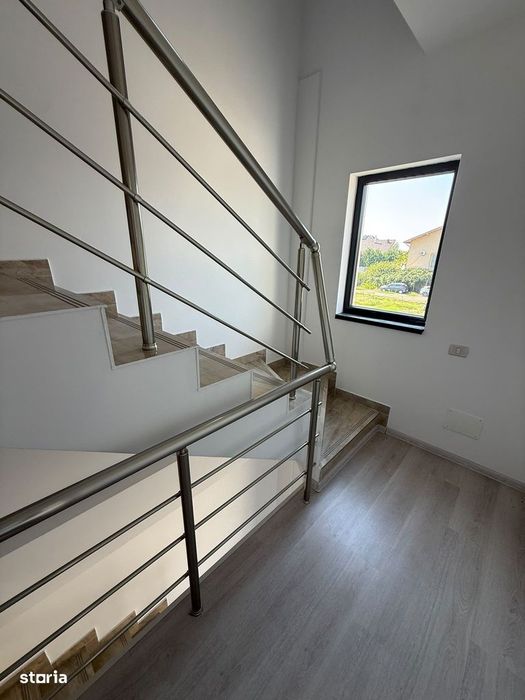 Casă de vânzare cu 3 camere și mansardă, toate utilitatile.