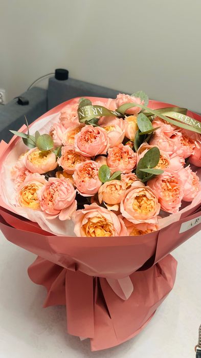 Букеты цветы спрей розы пионы