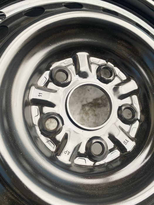 Диск с резиной на 15 размер тойота