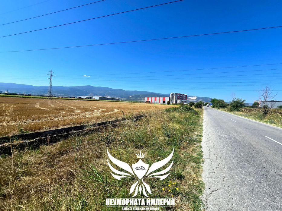 Продавам земя/имот 5600кв.м. преди село Крумово на първа линия по асфалтов път местност Орта Хан общ.Родопи