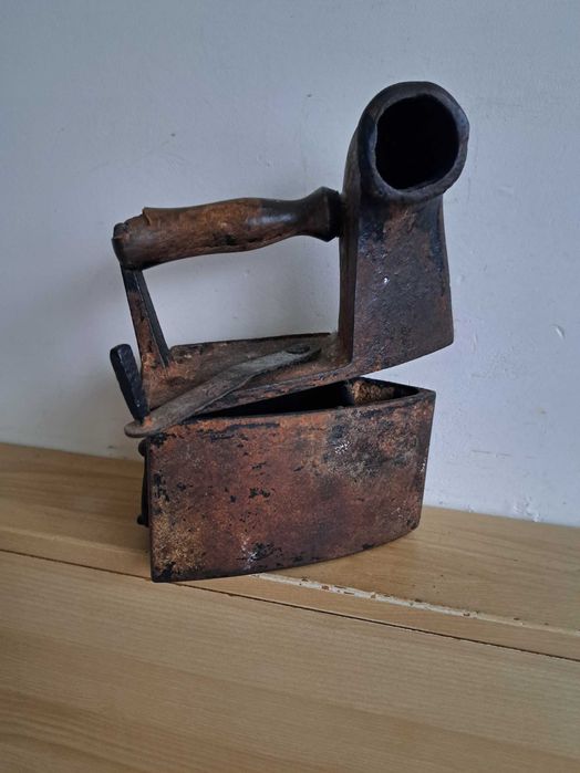 Fier vechi de călcat din fontă cu horn. Colecție