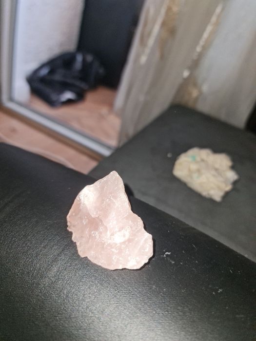 Скъпоценни и полускъпоценни камъчета.