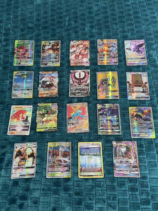 Lot Masiv Pokémon: Peste 550Cărți + 19 Ultra Rare GX/VMAX + Cutie Metalică