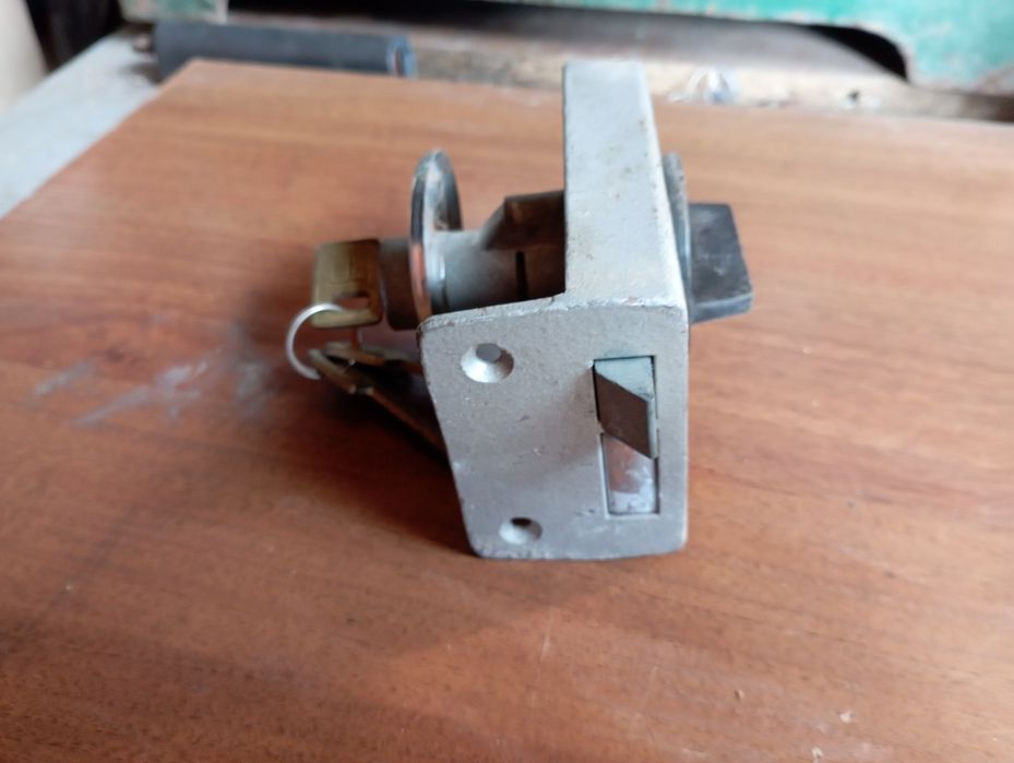 Замок дверей внутренний