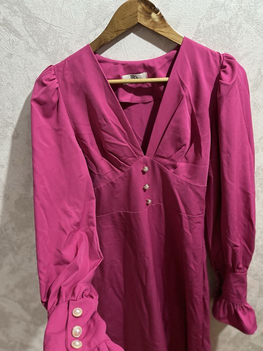 Женское платье малинового цвета