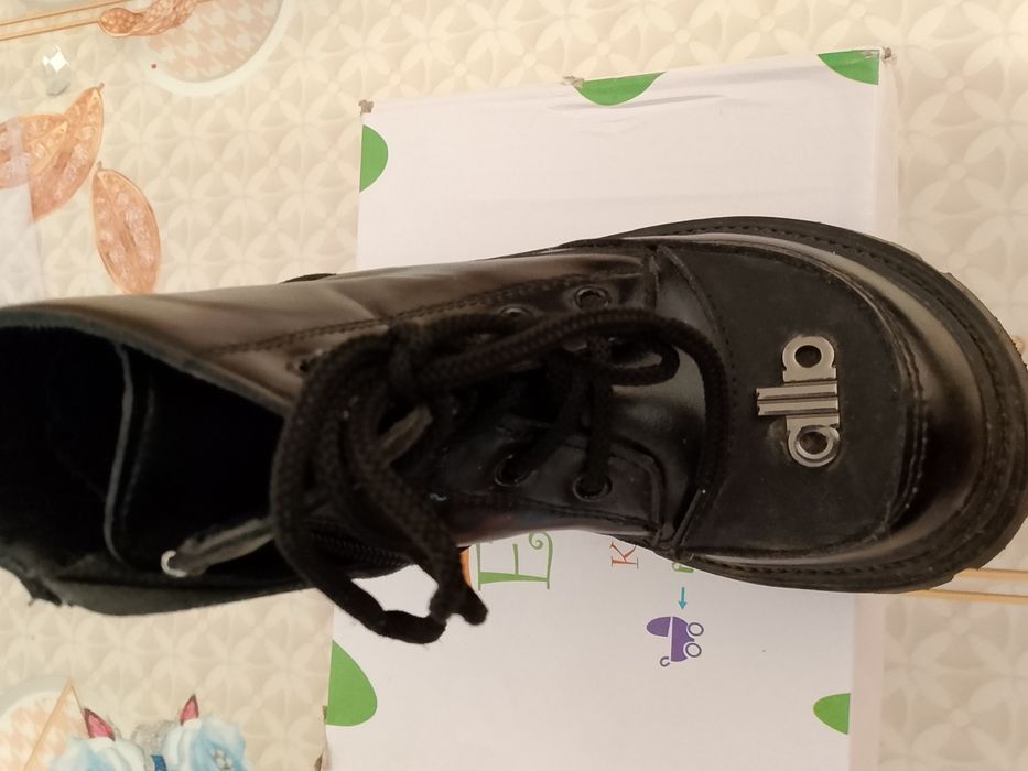 Продам детские ботинки