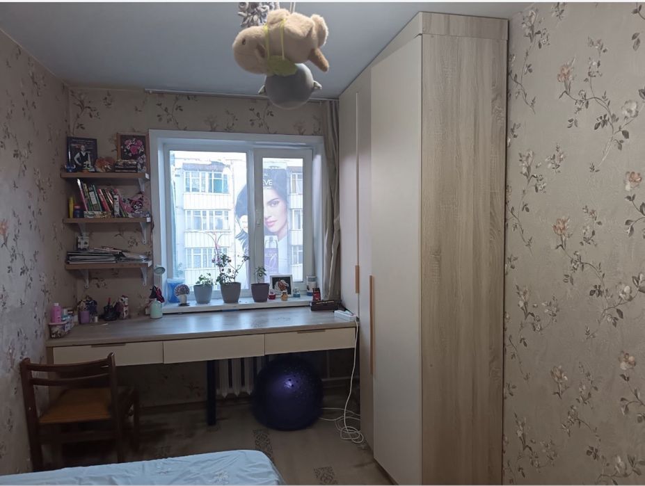 Стол ученический и шкаф