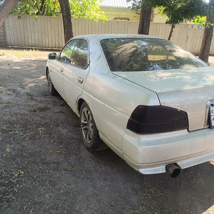 Машина Nissan laurel