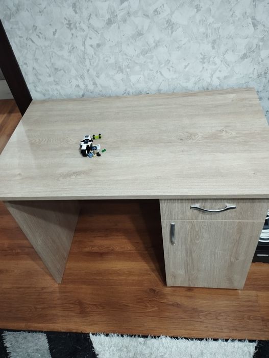 Продавам ученическо бюро