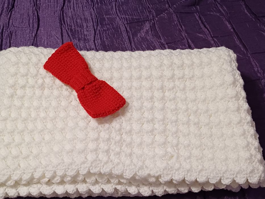 Бебешко снежно бяло одеалце с червена панделка