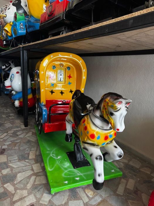 Клатушка работи на евро музика светлини